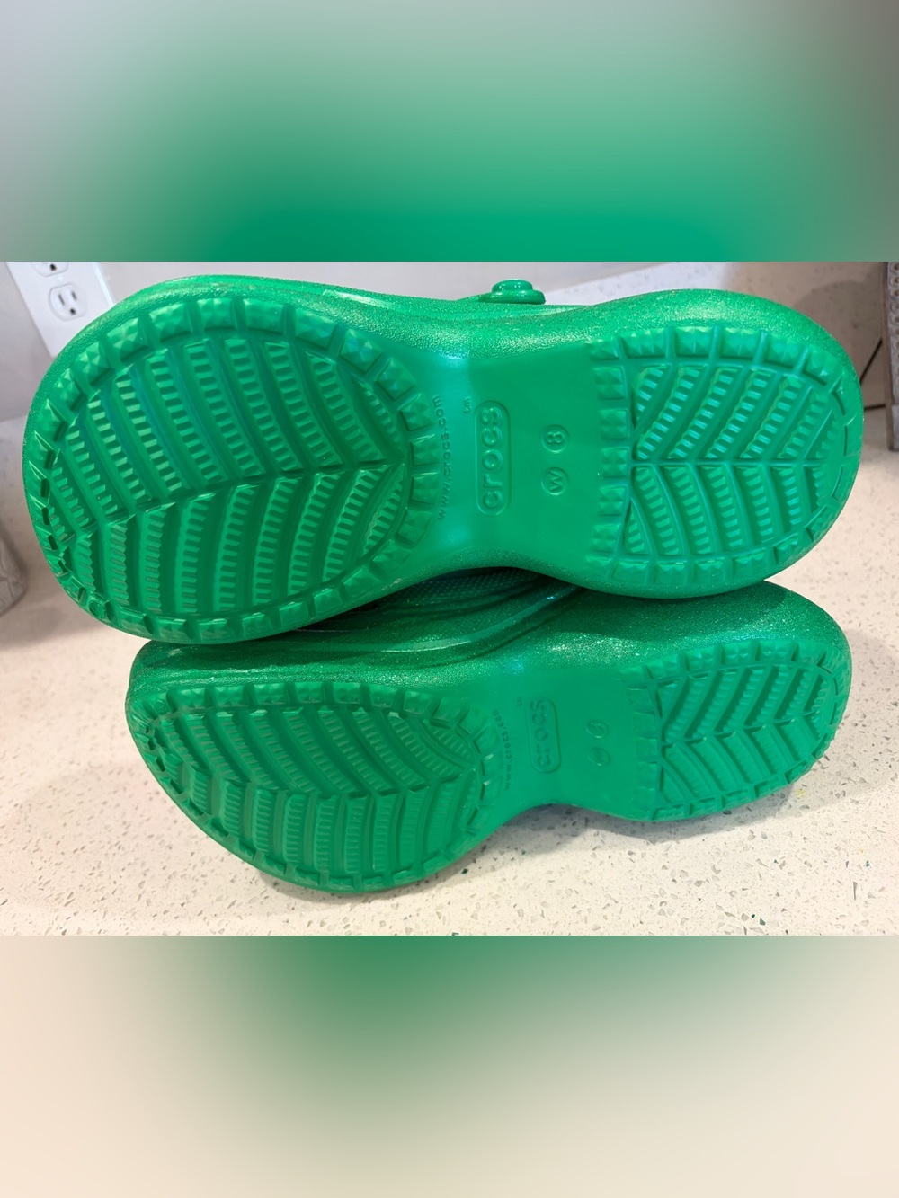CROCS Green Glitter Platform Clogs with Colorful Candy Charms - Picture 4 of 6